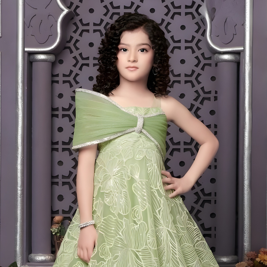 Sleeveless Party Gown With Bow Applique - Pista Green