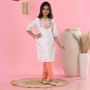 New Stylish Girls Embroidered Kurti Set